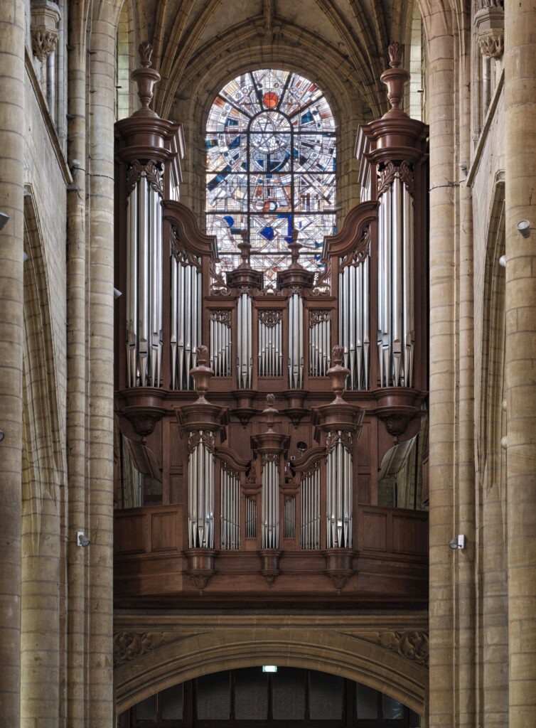 Vue générale du buffet de l'orgue de la basilique Notre-Dame-d'Espérance de Charleville-Mézières. © Région Grand Est – Inventaire général / Thomas, Patrice.