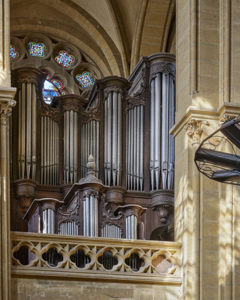 Vue générale du buffet de l'orgue de Fumay. © Région Grand Est – Inventaire général / Thomas, Patrice.