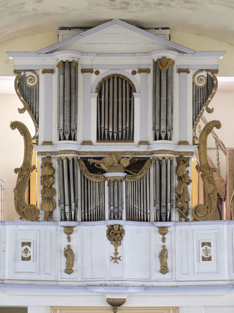 Vue générale du buffet de l'orgue de Regniowez. © Région Grand Est – Inventaire général / Thomas, Patrice.